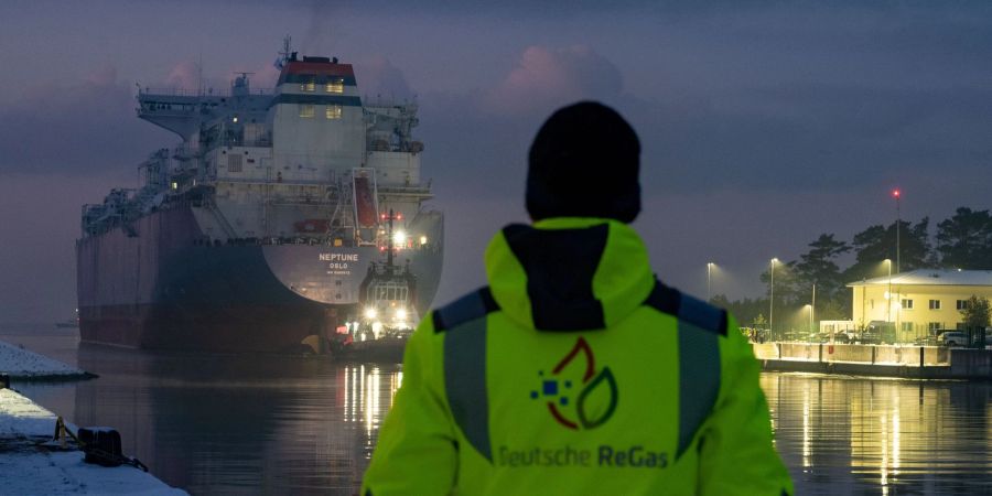 Bei der mehr als 280 Meter langen «Neptune» handelt es sich um eine FSRU (Floating Storage and Regasification Unit). Diese Spezialschiffe können LNG aufnehmen, erwärmen und gasförmig machen.