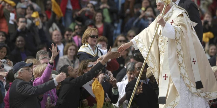 ARCHIV - Der damalige Papst Benedikt XVI. grüsst Menschen in der Menge, als er eine Messe im Yankee-Stadion in New York feiert. Der emeritierte Papst Benedikt XVI. ist am 31.12.2022 im Alter von 95 Jahren im Vatikan gestorben. Foto: Chang W. Lee/THE NEW YORK TIMES Pool/dpa