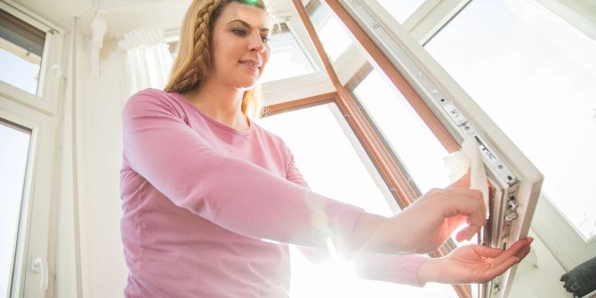 Frau Fenster Rahmen offen Pflege Lappen Dichtung