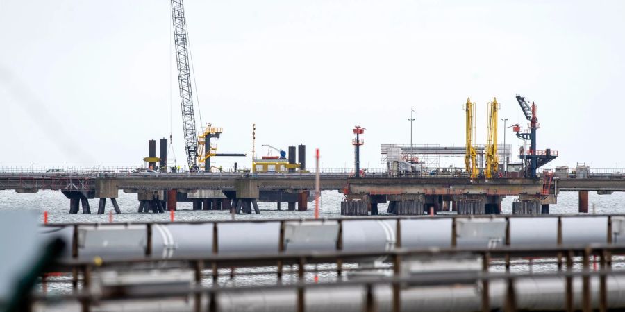 Technische Anlagen und ein Kran stehen auf dem Anleger für das LNG-Terminal in der Nordsee vor Wilhelmshaven.