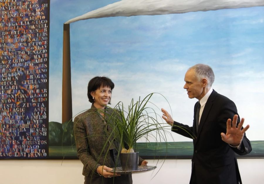 Bundesrat Moritz Leuenberger, rechts, übergibt seiner Nachfolgerin Doris Leuthard eine Elefantenfuss-Pflanze bei der Schlüsseluebergabe des Uvek, am 27. Oktober 2010 in Bern.