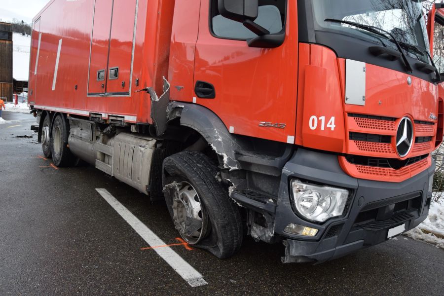 Am Lastwagen entstand ein Sachschaden.