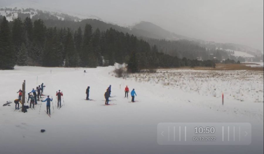 Die Webcam Heidsee-Bargias in Lenzerheide GR zeigt, wie sich einige schon auf die Pisten wagen.