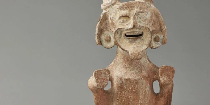 Das Räuchergefäss stellt laut Bundesamt für Kultur vermutlich eine sitzende Gottheit dar. Es stammt ursprünglich aus Mexiko und war wegen falscher Deklaration und Verdacht auf Einfuhr von illegal ausgegrabenen Kulturgütern eingezogen worden. Jetzt geht es zurück nach Mexiko. Das Räuchergefäss stellt laut Bundesamt für Kultur vermutlich eine sitzende Gottheit dar. Es stammt ursprünglich aus Mexiko und war wegen falscher Deklaration und Verdacht auf Einfuhr von illegal ausgegrabenen Kulturgütern eingezogen worden. Jetzt geht es zurück nach Mexiko.