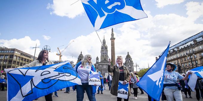 ARCHIV - Demonstranten bei einer Kundgebung für die schottische Unabhängigkeit auf dem George Square in Glasgow. Foto: Jane Barlow/PA Wire/dpa ARCHIV - Demonstranten bei einer Kundgebung für die schottische Unabhängigkeit auf dem George Square in Glasgow. Foto: Jane Barlow/PA Wire/dpa