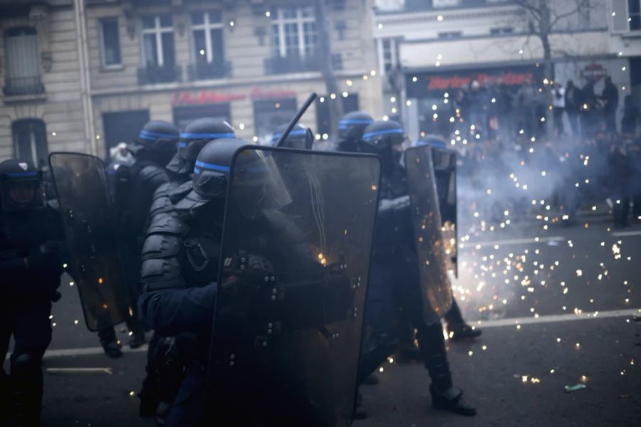 Der Polizist traf ihn mit dem Schlagstock so hart zwischen den Beinen, das einer seiner Hoden amputiert werden musste.