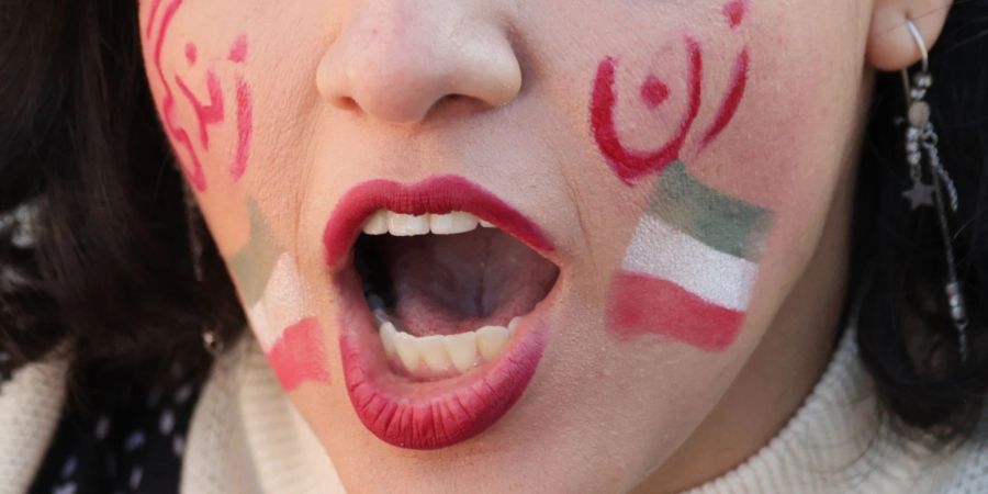 Eine Frau demonstriert in Berlin aus Solidarität mit den Protestierenden im Iran (Symbolbild).