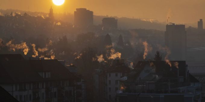 Rauch steigt aus den Kaminen der Stadt Zürich auf. Zürich