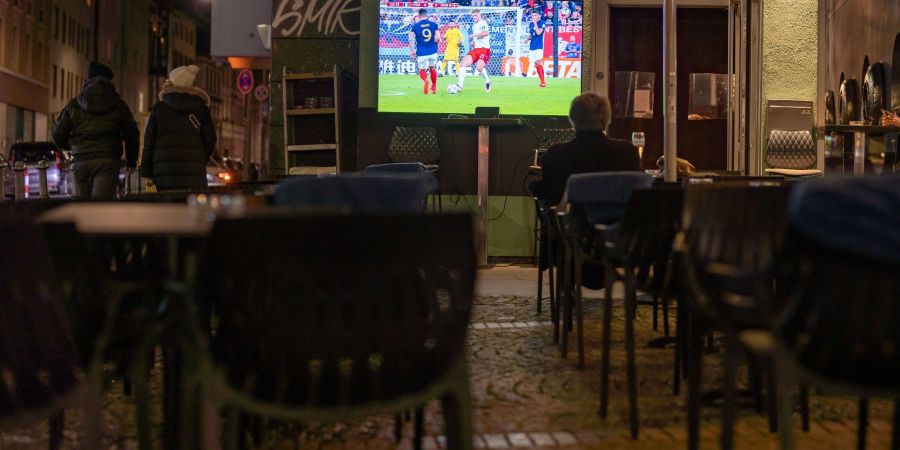 Ein Zuschauer sitzt vor dem Fernseher einer Gaststätte beim WM-Spiel Frankreich gegen Dänemark.