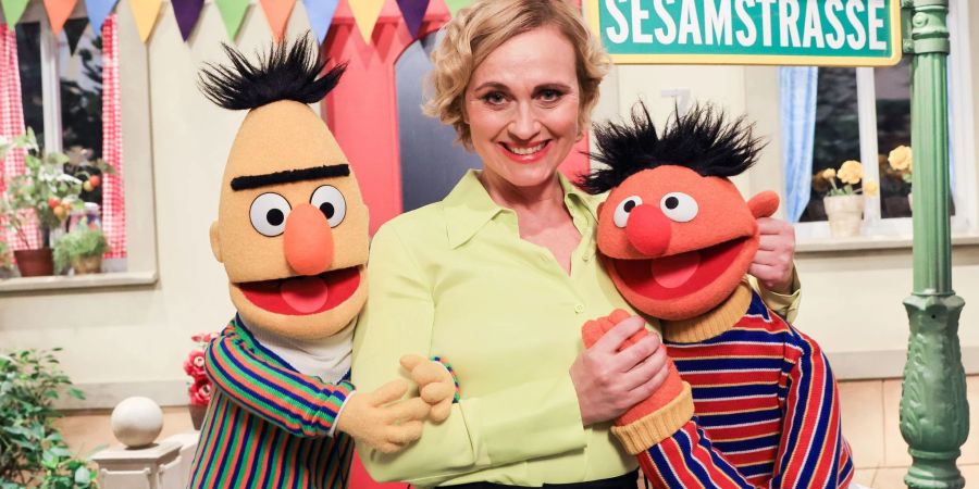 «Tagesthemen»-Moderatorin Caren Miosga mit Ernie (r) und Bert bei Dreharbeiten am Studio-Set der «Sesamstrasse».