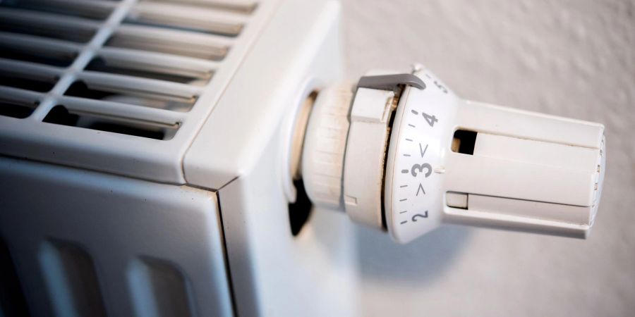 Ein aufgedrehter Heizkörper in einer Wohnung: Gas- und Fernwärmekunden mussten im Dezember keinen Abschlag zahlen.