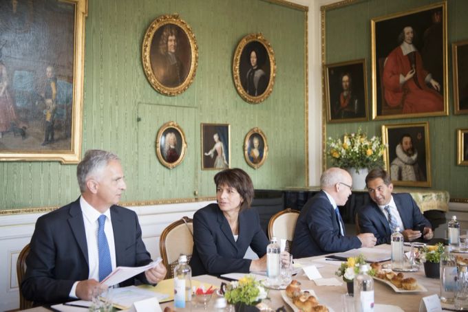 Ex-Bundesrat Didier Burkhalter, Ex-Bundespräsidentin Doris Leuthard, Ex-Bundesrat Ueli Maurer und Bundeskanzler Walter Thurnherr tauschen sich im Von-Wattenwyl-Haus aus. (Archivbild) doris