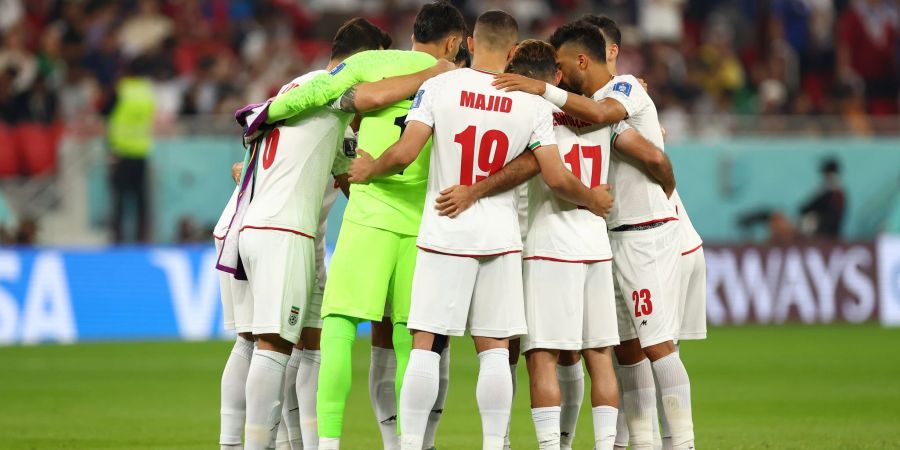 Die Spieler des Iran stehen im Kreis zusammen - zuvor haben sie die Hymne mitgesungen.