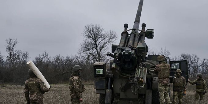 Ukrainische Soldaten stehen vor einer Panzerhaubitze des Typs CAESAR. (Symbolbild) Foto: Libkos/AP/dpa ukraine-krieg