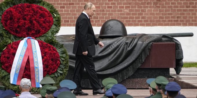 Wladimir Putin am Grab des unbekannten Soldaten in Moskau. (Archivbild) Ukraine Krieg