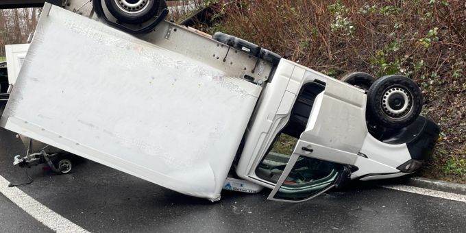 Ebikon LU: Lieferwagen auf A2 kippt auf Dach. Ebikon LU