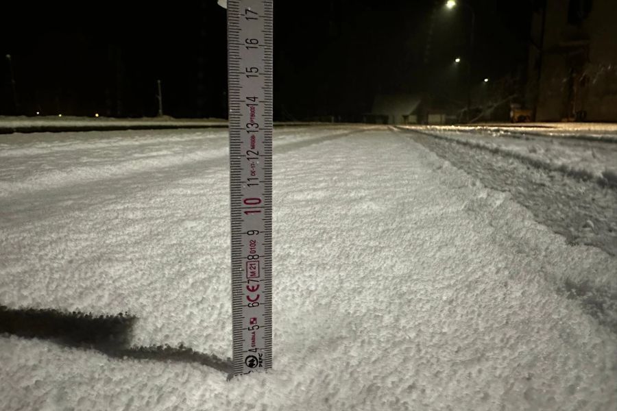 In Schwanden GL waren schon um 2 Uhr morgens drei Zentimeter Neuschnee gefallen.