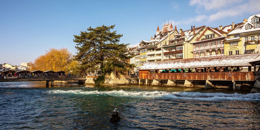 Die verschneite Thuner Altstadt mit Schloss, unterer Schleuse und Mühlegässlibrücke. - Thun