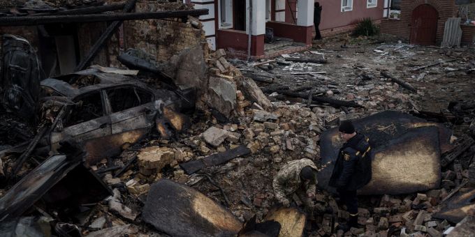 Bild der Zerstörung: Ein Feuerwehrmann und ein Soldat inspizieren ein beschädigtes Haus nach einem Drohnenangriff im Dorf Stari Bezradychi in der Region Kiew. (Archiv) angriff