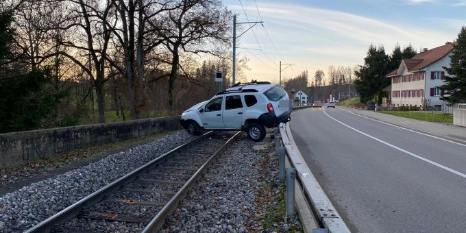 Wängi TG: Mit Auto auf Geleise geraten. Wängi TG