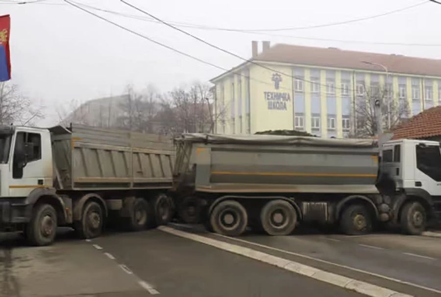 Eine von militanten Serben errichtete Lastwagen-Sperre in Mitrovica.