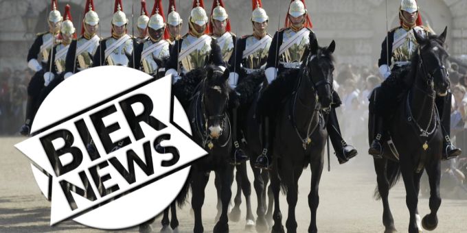 Achtung, bissig - Touri wird trotz Warnschild von Pferd gebissen