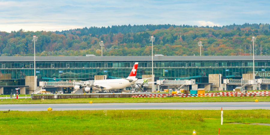 Flugbahn am Flughafen Zürich. (Symbolbild)