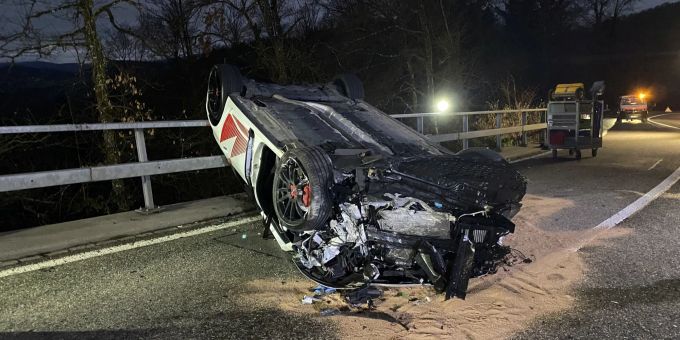 Röschenz BL: Personenwagenlenker verursacht Selbstunfall. Röschenz BL