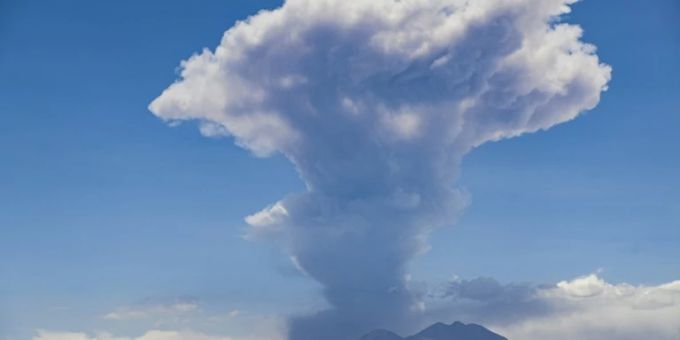 Asche und Gaswolken über Vulkan Lascar in den chilenischen Anden Asche und Gaswolken über Vulkan Lascar in den chilenischen Anden