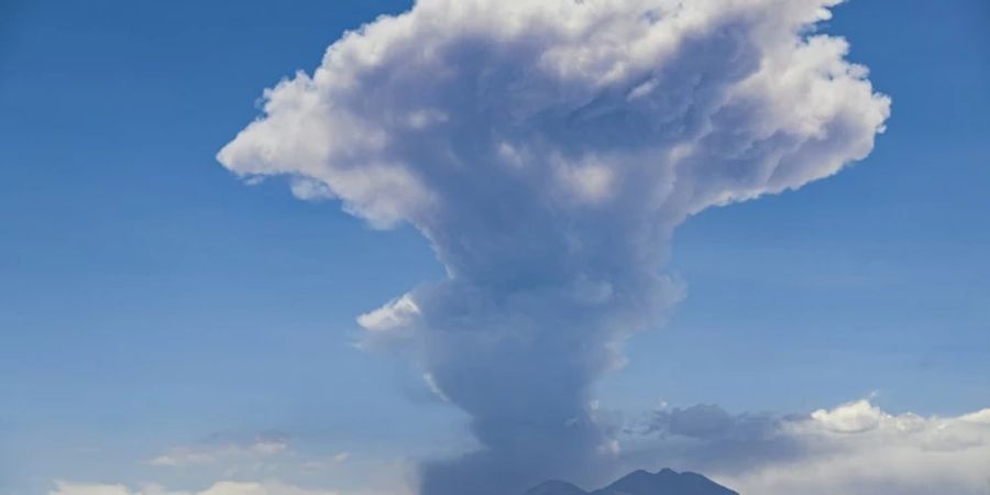 Asche und Gaswolken über Vulkan Lascar in den chilenischen Anden