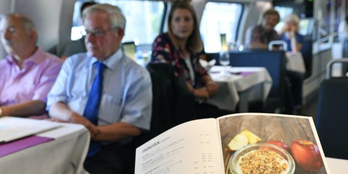 Gastro-Angestellte der Bahn kriegen mehr Lohn. (Symbolbild) Elventino