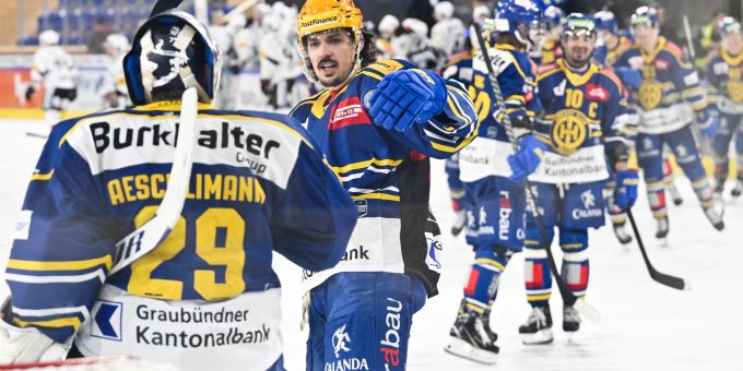 Die Spieler des HC Davos jubeln nach dem Sieg gegen Fribourg. HC Davos