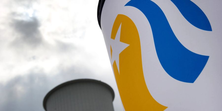 Hinter einem Vattenfall-Logo ist im Stadtteil Lichterfelde in Berlin ein Abgasturm des Heizkraftwerkes der Vattenfall Europe AG zu sehen.