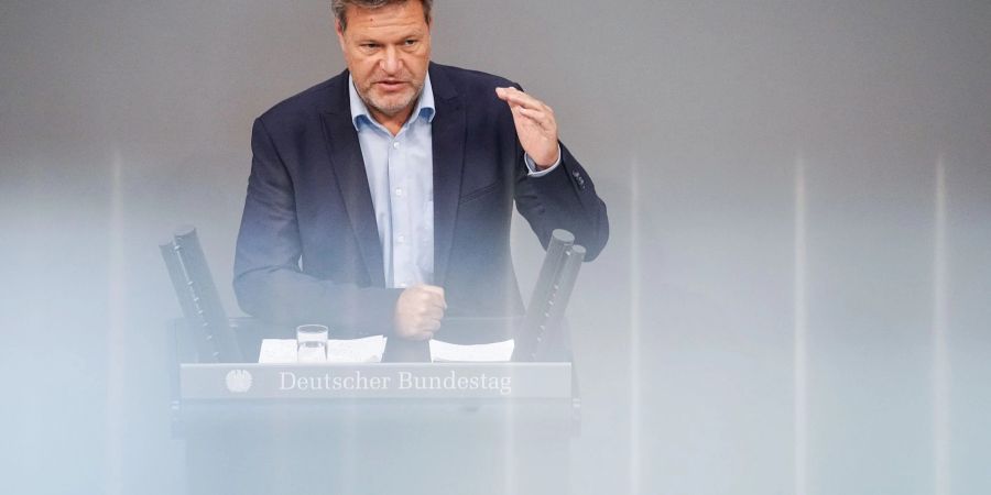 Wirtschaftsminister Robert Habeck (Grüne) spricht während einer Sitzung des Deutschen Bundestags.