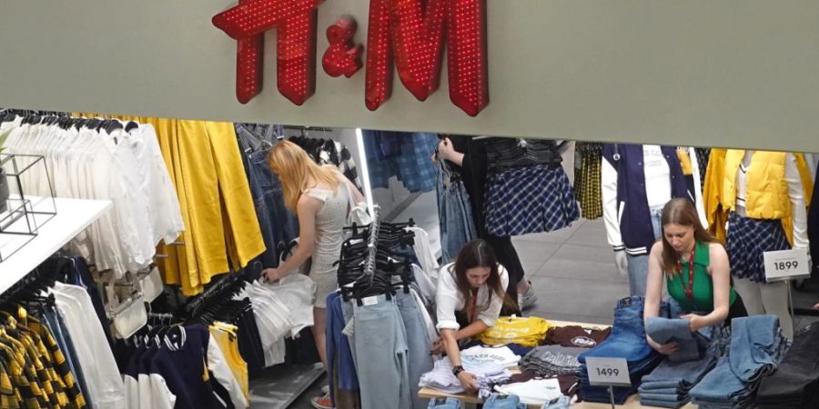 Die hohen Fracht- und Rohstoffkosten wie auch der Rückzug aus dem Russlandgeschäft drücken die Aussichten für den Modekonzern H&M. (Archivbild)