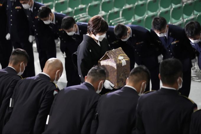 Akie Abe, die Ehefrau des ehemaligen Regierungschefs Shinzo Abe, trägt seine Asche in einer traditionellen Urne mit sich. Shinzo Abe Akie Abe