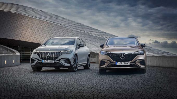 Den fast-700PS-AMG erkennt man an den Nadelstreifen im Kühlergrill, die Standardversion kommt mit stilisierten Mercedes-Sternchen 2023 Mercedes EQE SUV