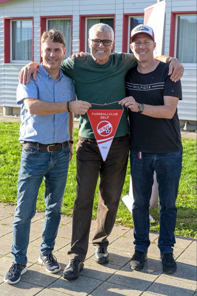 Vlnr.: Rolf Schneider (Präs. FC Belp), Andy Egli und Pädu Baumeler (Vizepräs. FC Belp).