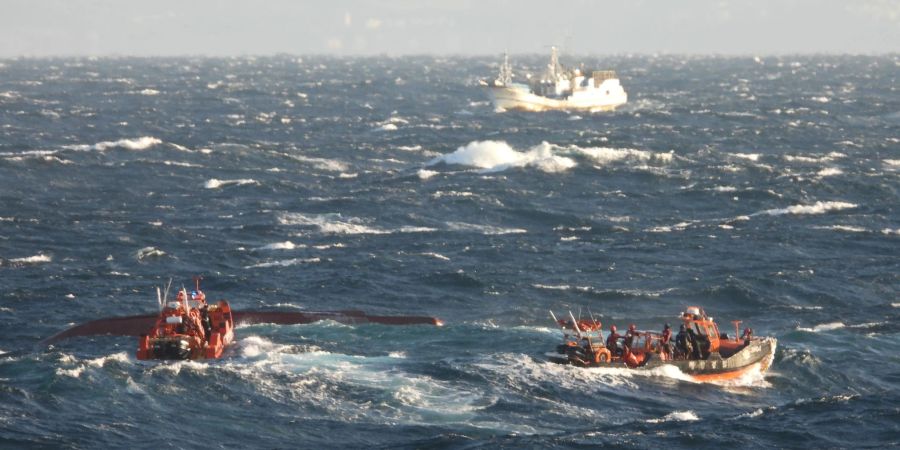 Suchmassnahmen laufen in den Gewässern südlich der Ferieninsel Jeju, nachdem ein 29 Tonnen schweres Fischerboot gekentert ist.