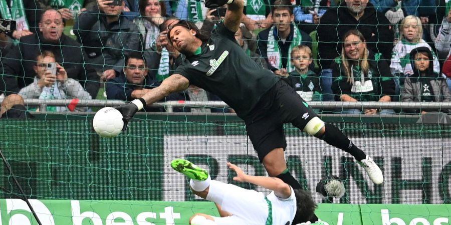 Stand beim Abschiedsspiel von Claudio Pizarro im Weserstadion auf dem Platz: Tim Wiese.