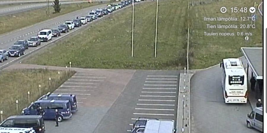 Russen flüchten nach der Teilmobilmachung mit ihren Autos nach Finnland.