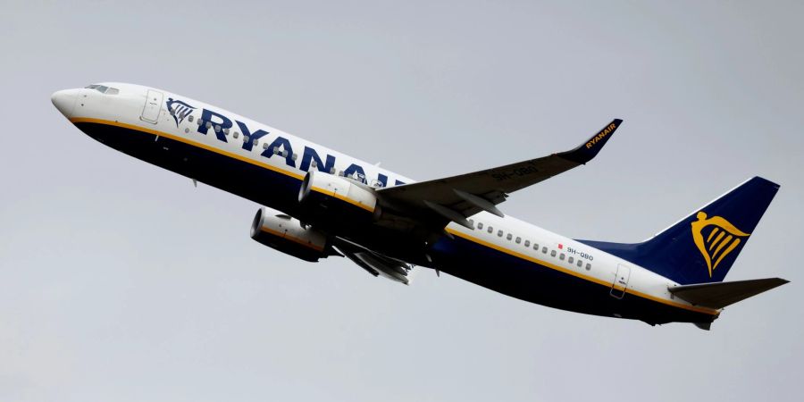 Eine Passagiermaschine der Fluggesellschaft Ryanair startet am Flughafen Köln/Bonn.