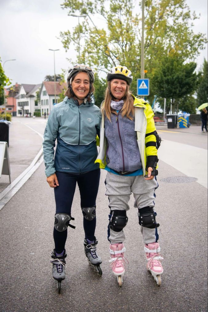 Isabelle und Anita aus Dietlikon und Brütten starten in Männedorf mit ihren Inlineskates.
