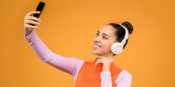 Frau Pulli Smartphone Selfie Kopfhörer