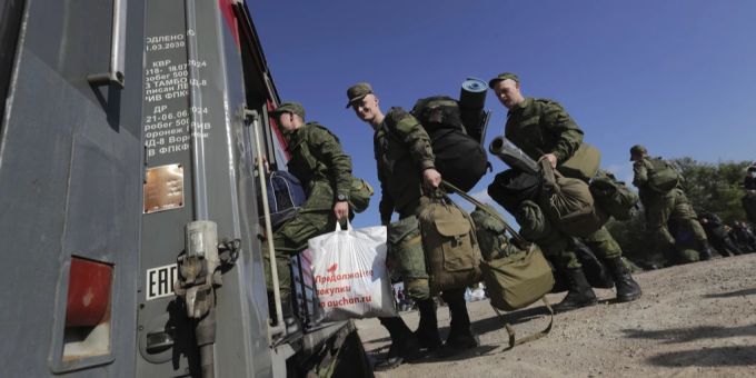 Einberufene Russen besteigen einen Zug. Ukraine Krieg