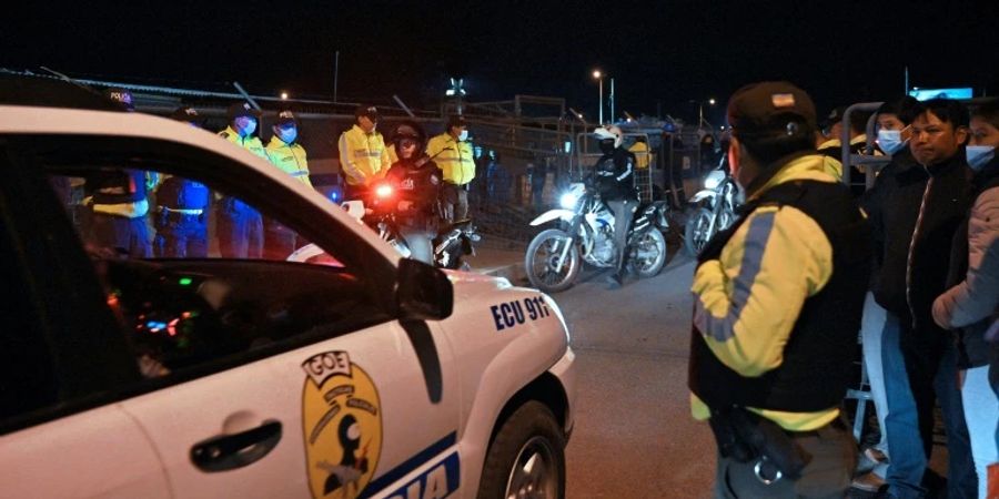 Polizeiautos auf dem Weg zum Gefängnis in Latacunga