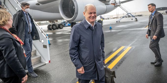 Bundeskanzler Olaf Scholz kommt am John F. Kennedy International Flughafen in New York an. Bundeskanzler Olaf Scholz kommt am John F. Kennedy International Flughafen in New York an.