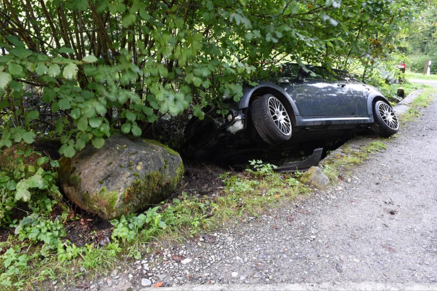 In Kriens prallte ein Lenker gegen einen Findling