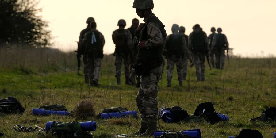 Ukrainische Soldaten bei der Ausbildung durch britische Streitkräfte in Südengland.