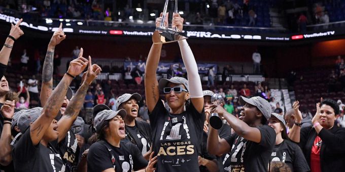 A'ja Wilson von den Las Vegas Aces feiert mit ihrem Team den Sieg im WNBA-Basketball-Finale gegen Connecticut Sun. A'ja Wilson von den Las Vegas Aces feiert mit ihrem Team den Sieg im WNBA-Basketball-Finale gegen Connecticut Sun.